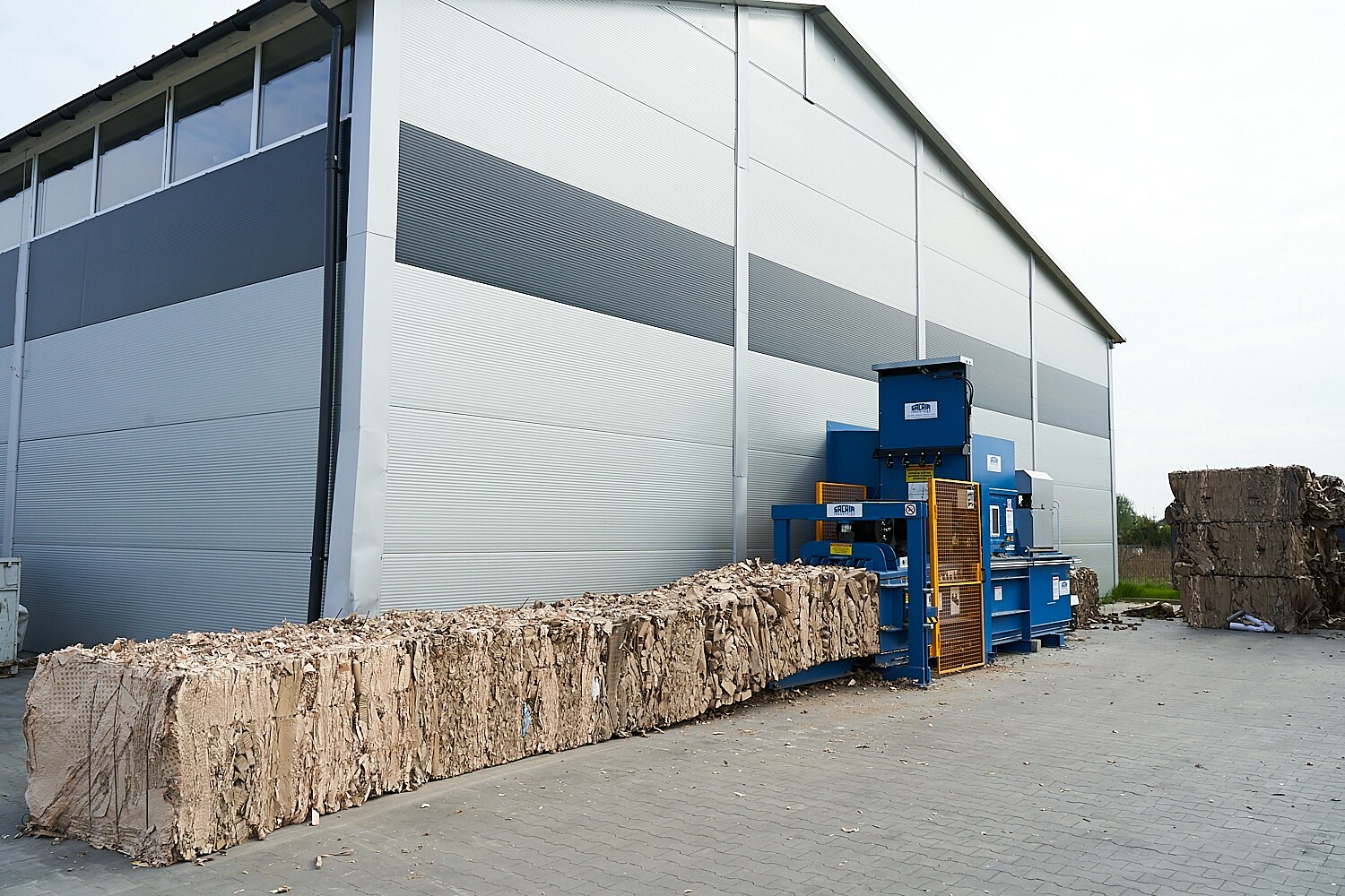 wnętrze fabryki z linią produkcyjną 